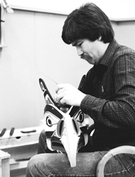 Richard Hunt terminant un masque qui fut présenté au Field Museum de Chicago en 1982